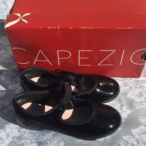 Girl patent Capezio tap shoes size 11
